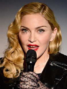Мадонна сорвала одежду с фанатки во время концерта