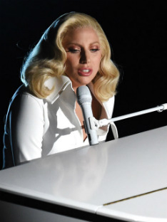 Леди Гага продает свое первое пианино