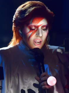 Леди Гага выступила на «Грэмми» с трибьютом Дэвиду Боуи