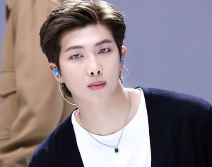 K-pop айдол RM из BTS выпустил клип к главной песне своего сольного альбома