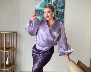 Анна Семенович объяснила, почему не публикует фото с родителями