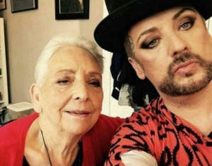 «Он опустошен»: Умерла 84-летняя мать певца Бой Джорджа