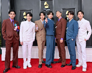 K-pop айдолы BTS отдадут армейский долг родине