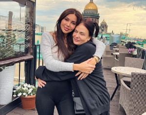 «Минус 20 лет»: Оксана Самойлова впервые показала маму после операции