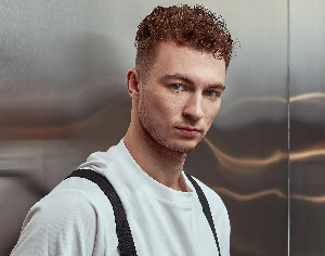 ЭКСКЛЮЗИВ МУЗ-ТВ: Кирилл Колесников стал музыкантом и едва не переехал за границу