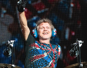 Однорукий ударник группы Def Leppard подвергся нападению