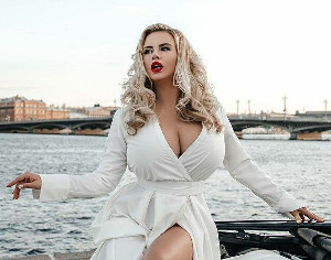 Анна Семенович осадила фаната за вопрос о материнстве