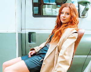«Главная проблема в том, что я несу работу домой»: Юлия Савичева – о крепком браке, ссорах и ревности