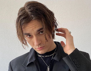 Экс-солист MBAND Никита Киоссе выпустил дебютный клип «Атомы»