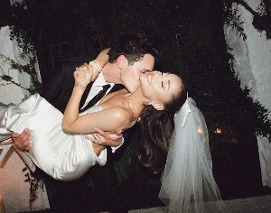 Ариана Гранде подтвердила слухи о свадьбе трогательными фото с мужем