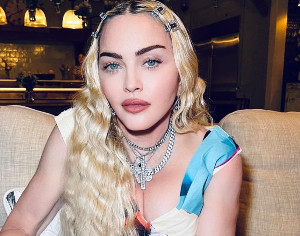 Мадонна опять шокировала поклонников неприличными фото