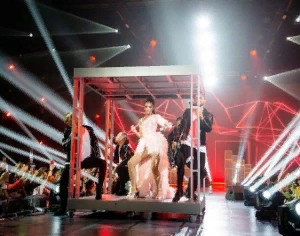 Танцы на шесте, звёздные гости: затянутая в латекс Бузова представила в Москве новое шоу