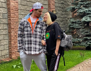 Лера Кудрявцева рассказала о знакомстве с мужем в честь 10-летия свадьбы
