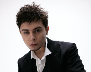 ЭКСКЛЮЗИВ МУЗ-ТВ: LYRIQ — о новом альбоме «Иностранец», работе с Zivert на Бали и «Голосе»