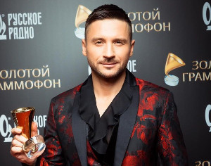 Сергей Лазарев опубликовал архивные фото с погибшим в ДТП братом в день его рождения