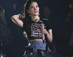 Джису из BLACKPINK рассекретила обложку и название своего сольного альбома