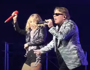 Эксл Роуз из Guns N' Roses и звезда кантри Кэрри Андервуд снова спели вместе (ВИДЕО)