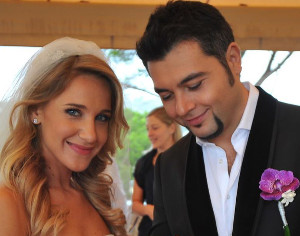 «Прекрасная история любви»: Юлия Ковальчук показала редкие свадебные фото с мужем