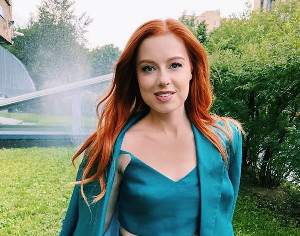 «Была рыжей, как апельсин»: Юлия Савичева показала подросшую дочь в день ее рождения