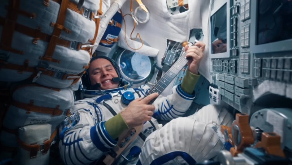 Вышел клип на песню «Звезды»  группы Uma2rman и космонавта Сергея Корсакова