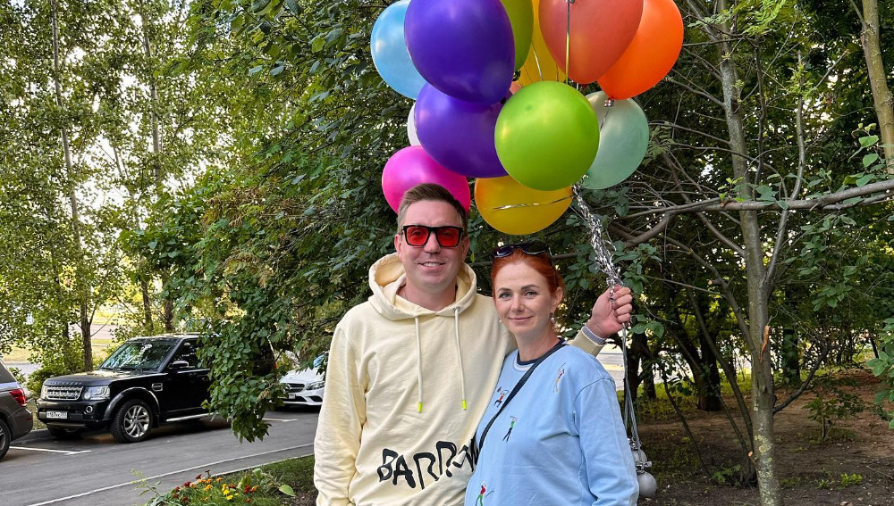 Недавно родившая второго ребенка Лена Катина отмечает день рождения: муж уже поздравил