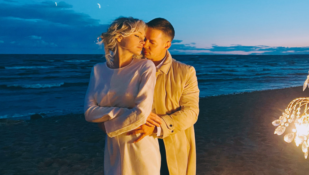 Стас Пьеха показал красивую историю любви на берегу Финского залива в клипе «Без тебя»