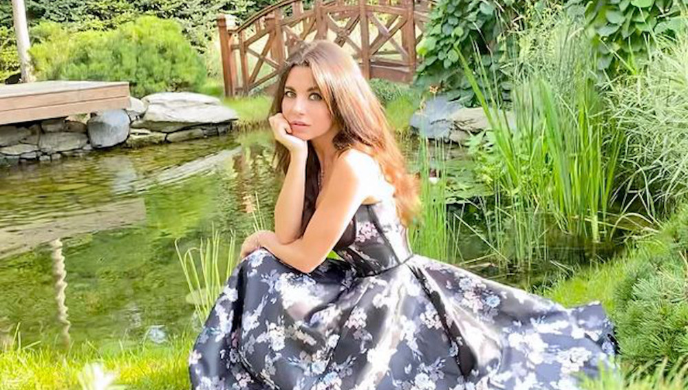 Анна Плетнева отметила 44-летие в полупрозрачном платье