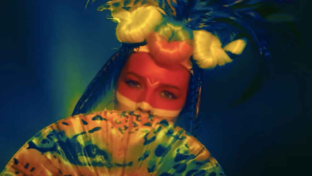 Наталья Подольская устроила жаркие шаманские танцы в клипе «Аяуаска»