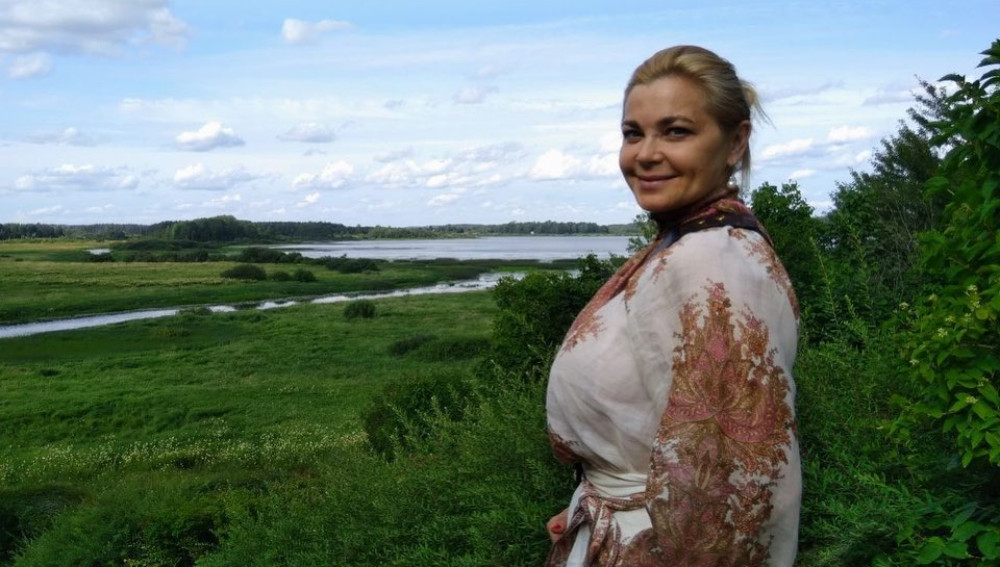 Похудевшая Ирина Пегова показала стройные ноги и рассказала о традиционных алтайских блюдах