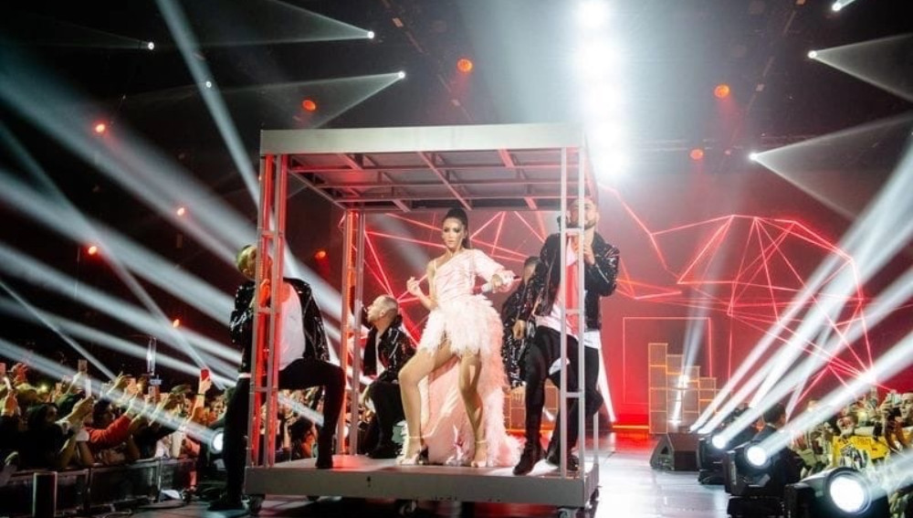 Танцы на шесте, звёздные гости: затянутая в латекс Бузова представила в Москве новое шоу