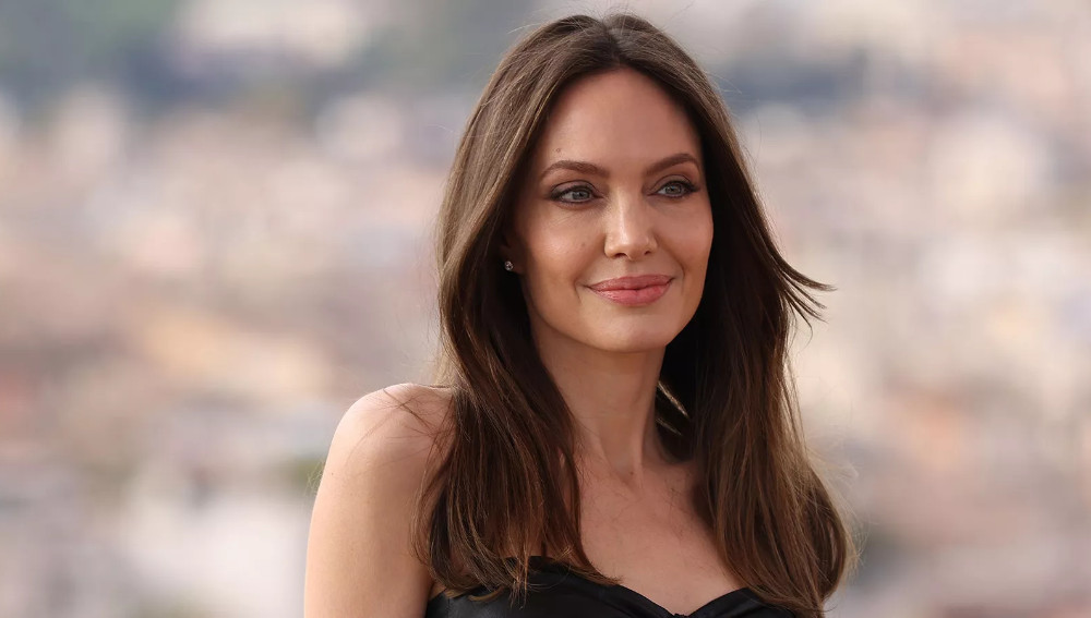 Как выглядит Анджелина Джоли в образе известной оперной дивы: первые кадры со съемок