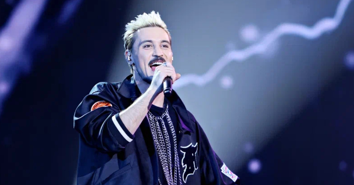 Robbie williams concert 2022. Джош гробан. Песня в исполнении других певцов. Робби уильямс фото. Песня в исполнении других певцов.