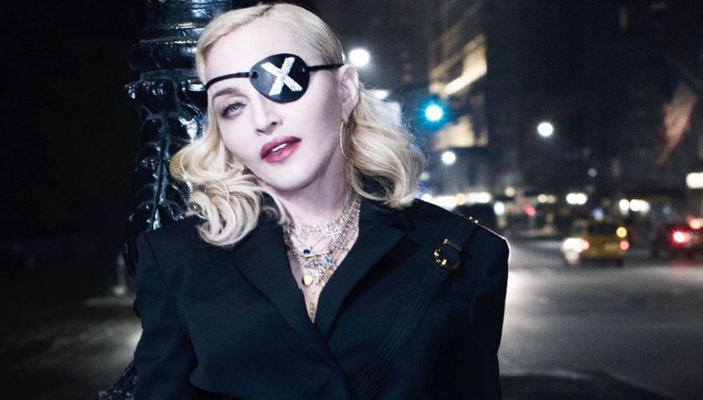 60-летняя Мадонна станцевала тверк на руках