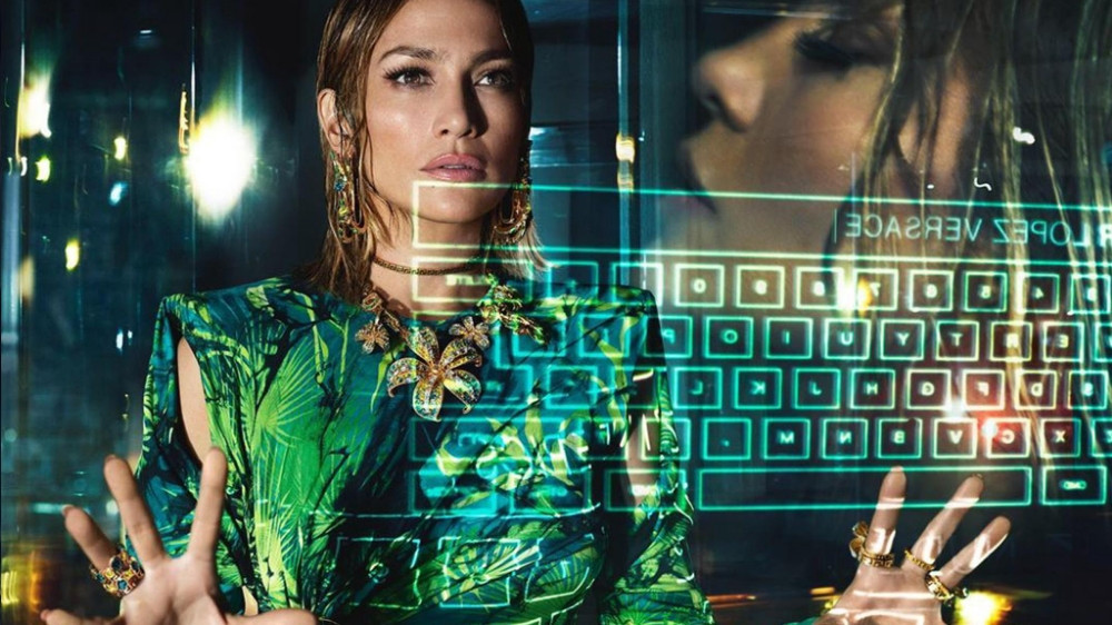 Дженнифер Лопес перенеслась в Матрицу в новой рекламе Versace